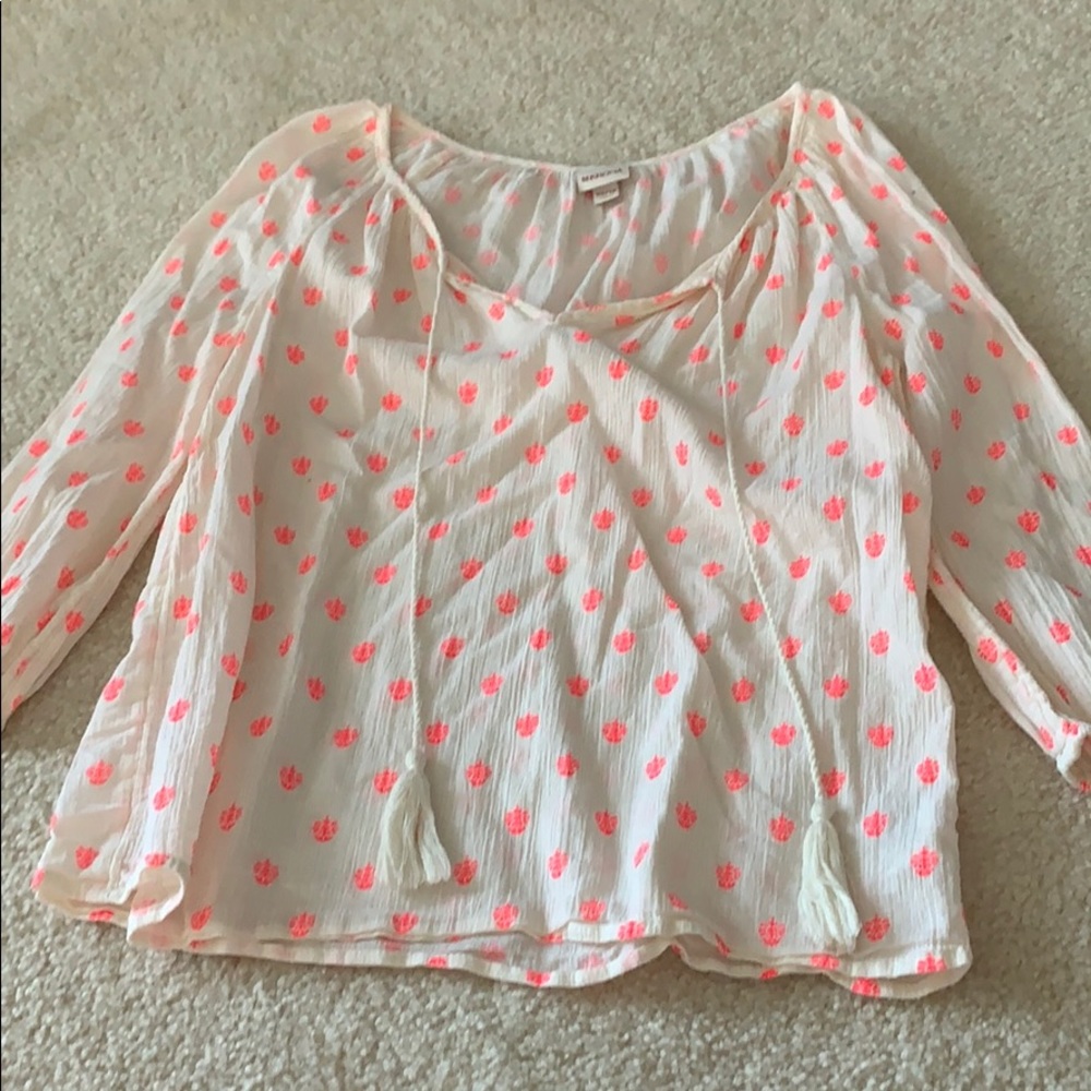 Light and fun blouse.
